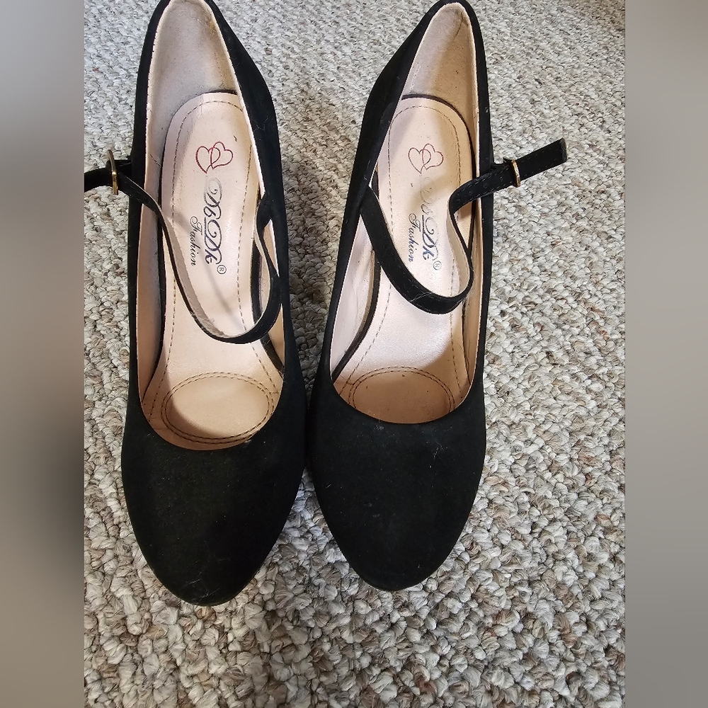 Black heels - Picture 2 of 2